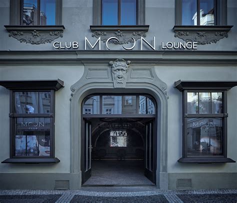 Club Moon .